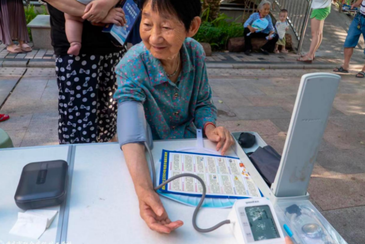 渝北回興街道錦屏路社區(qū)舉辦愛心義診，守護(hù)居民健康暖人心