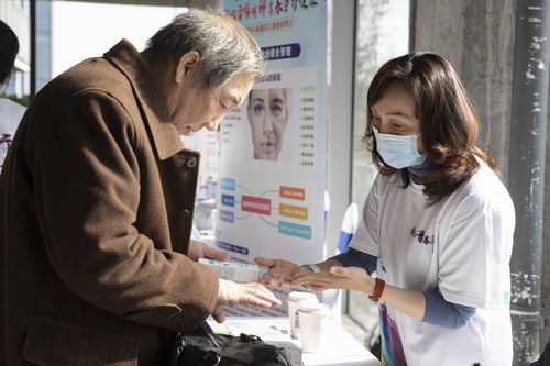 濱江人人市集雷鋒日公益專(zhuān)場(chǎng) 科技助老與匠心筑愛(ài)并行